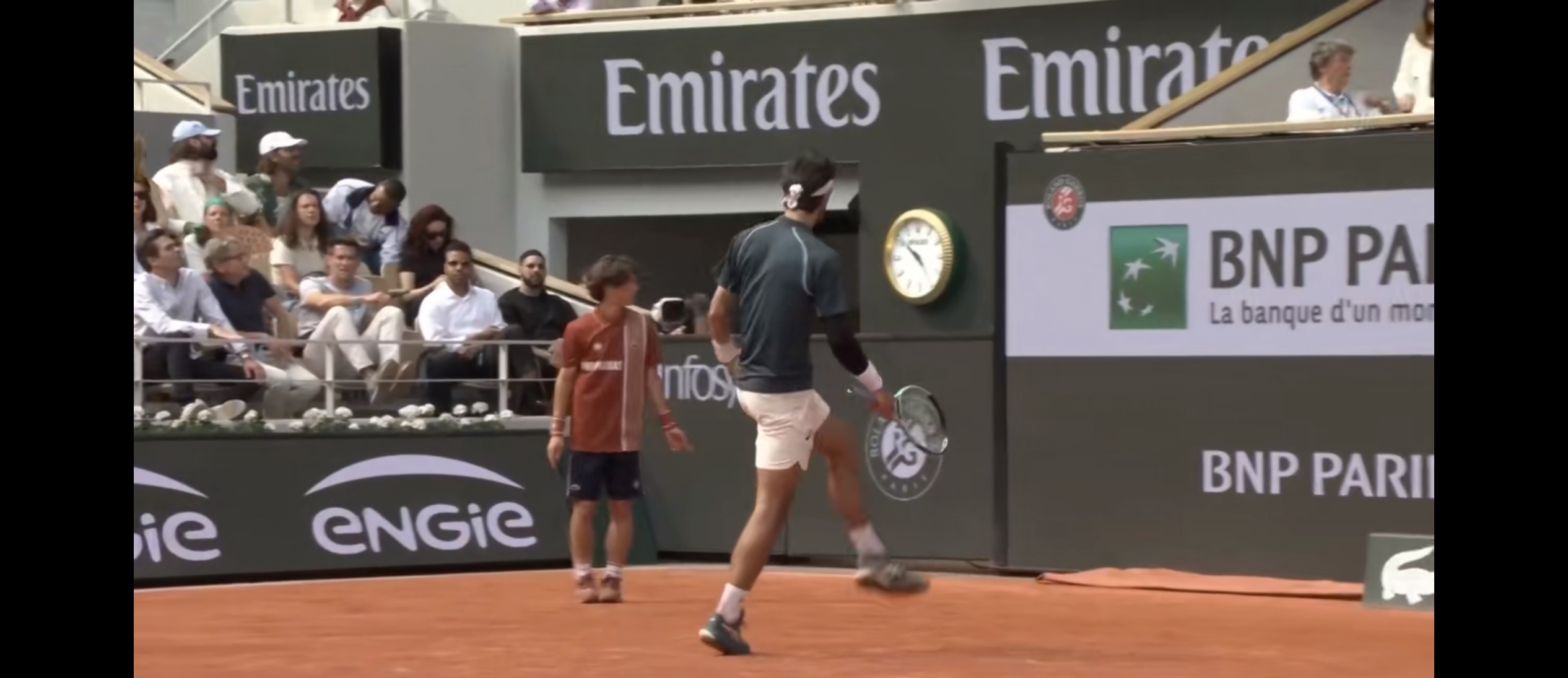 关于世界网球队险胜法国网球队，德约科维奇三分雨点燃全场的信息