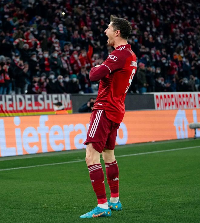 希腊完胜利物浦，莱万刷新纪录