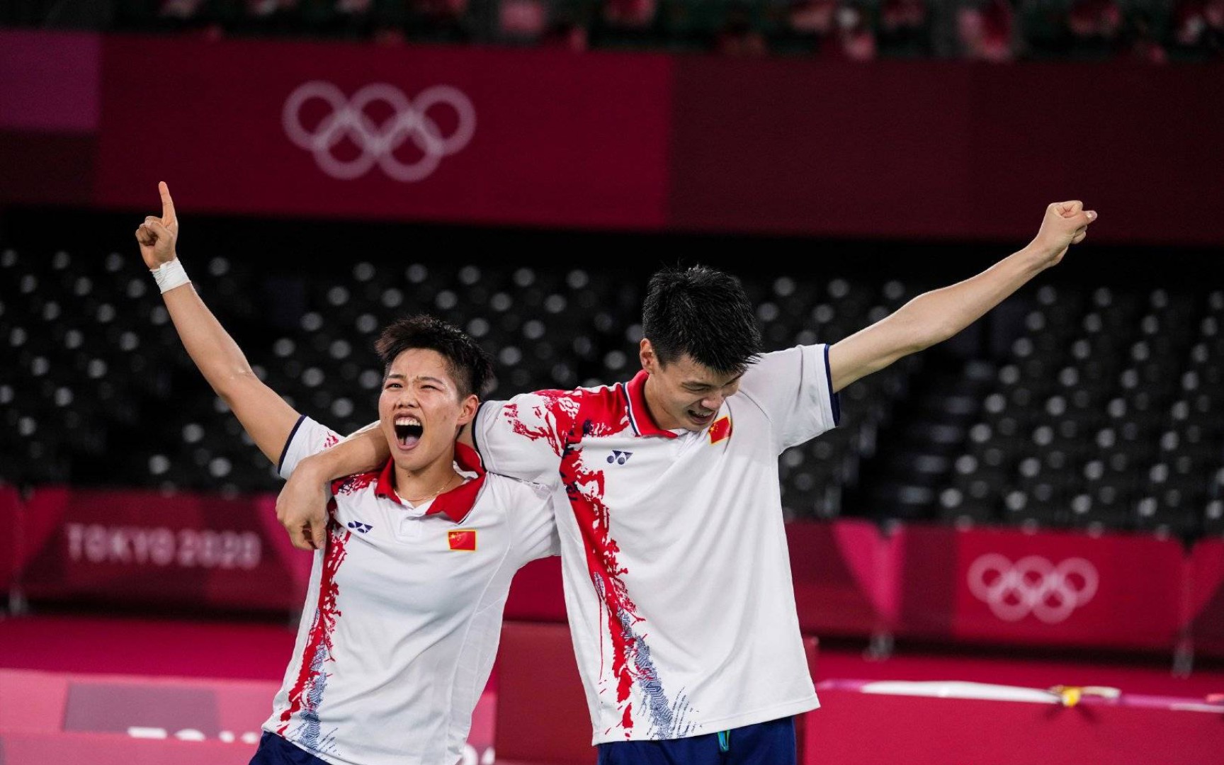 法国队鏖战丹麦队，黄鸭组合统治全场