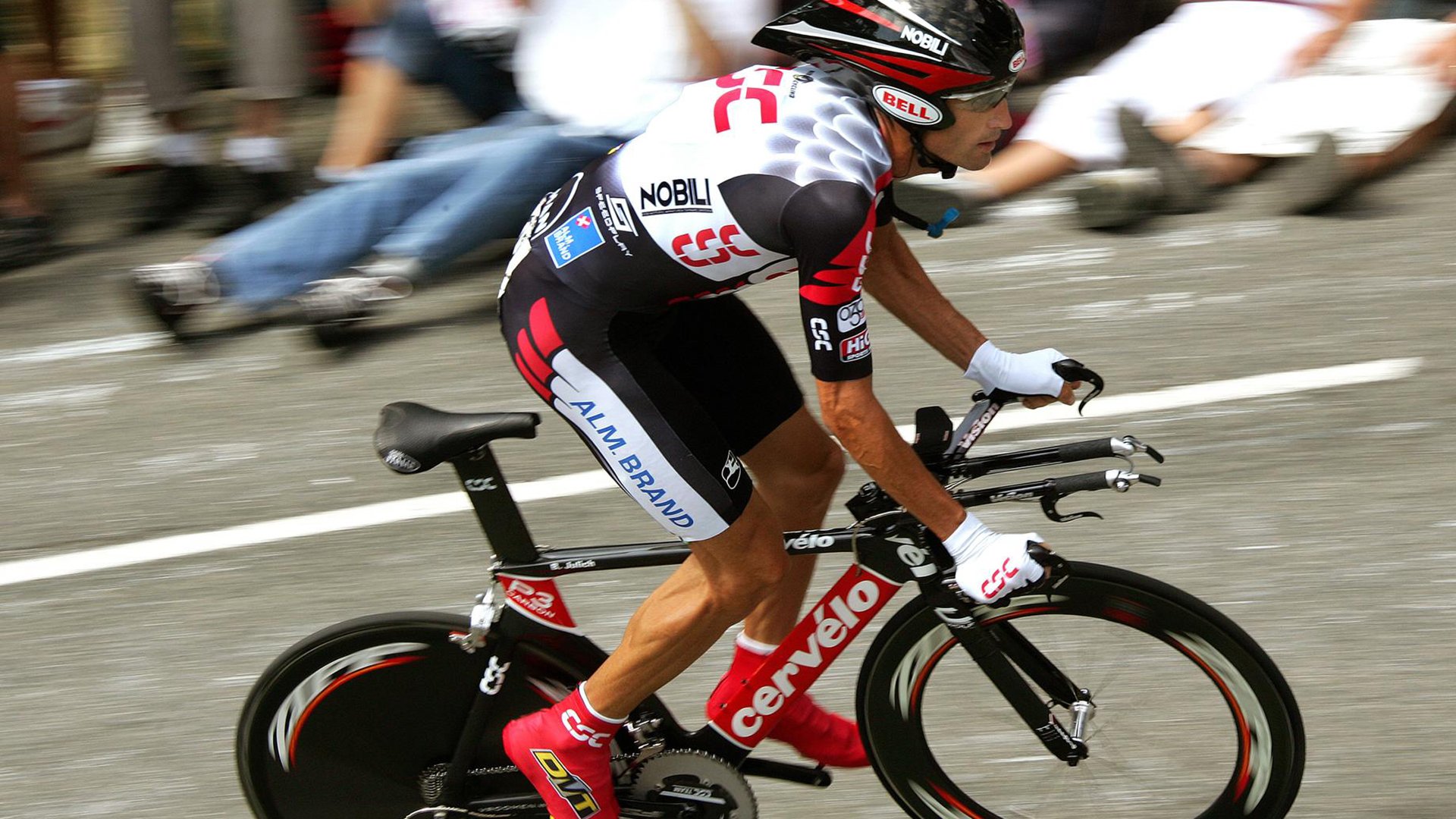 十字路口的哨声，德甲争冠的窒息博弈与勇士轻骑过关的哲学